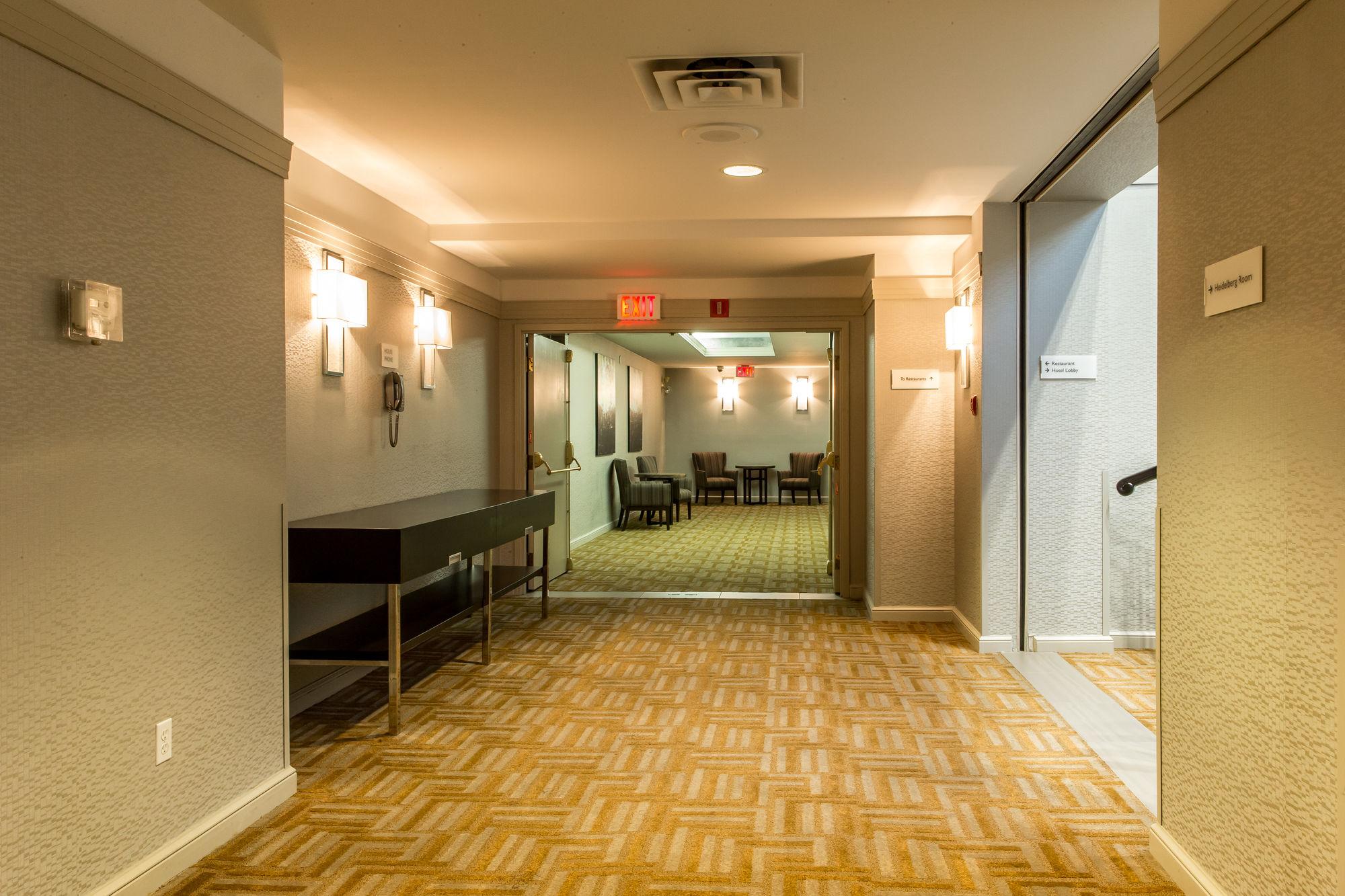 Courtyard By Marriott Kitchener Hotel ภายนอก รูปภาพ