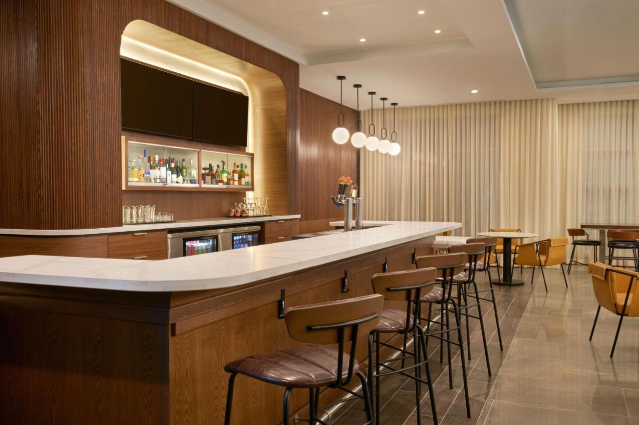 Courtyard By Marriott Kitchener Hotel ภายนอก รูปภาพ