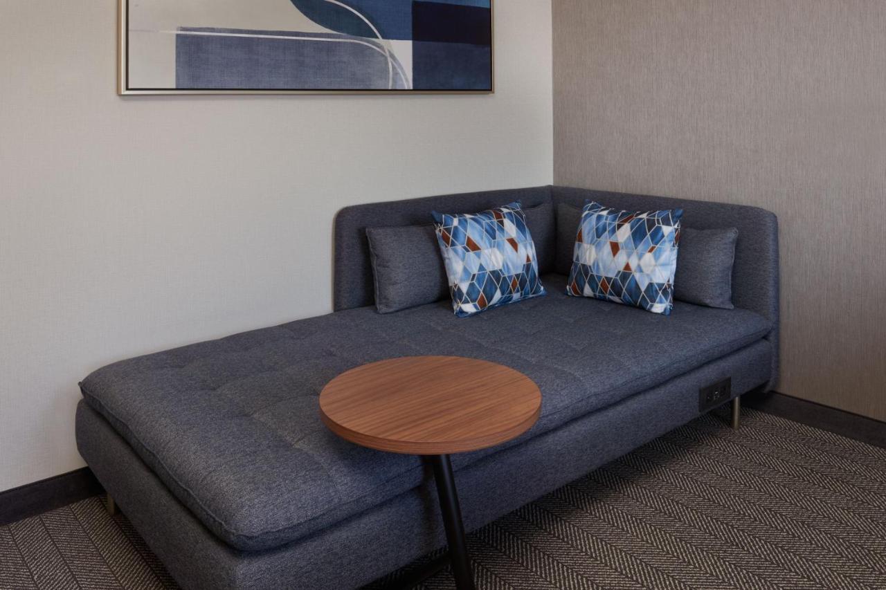 Courtyard By Marriott Kitchener Hotel ภายนอก รูปภาพ