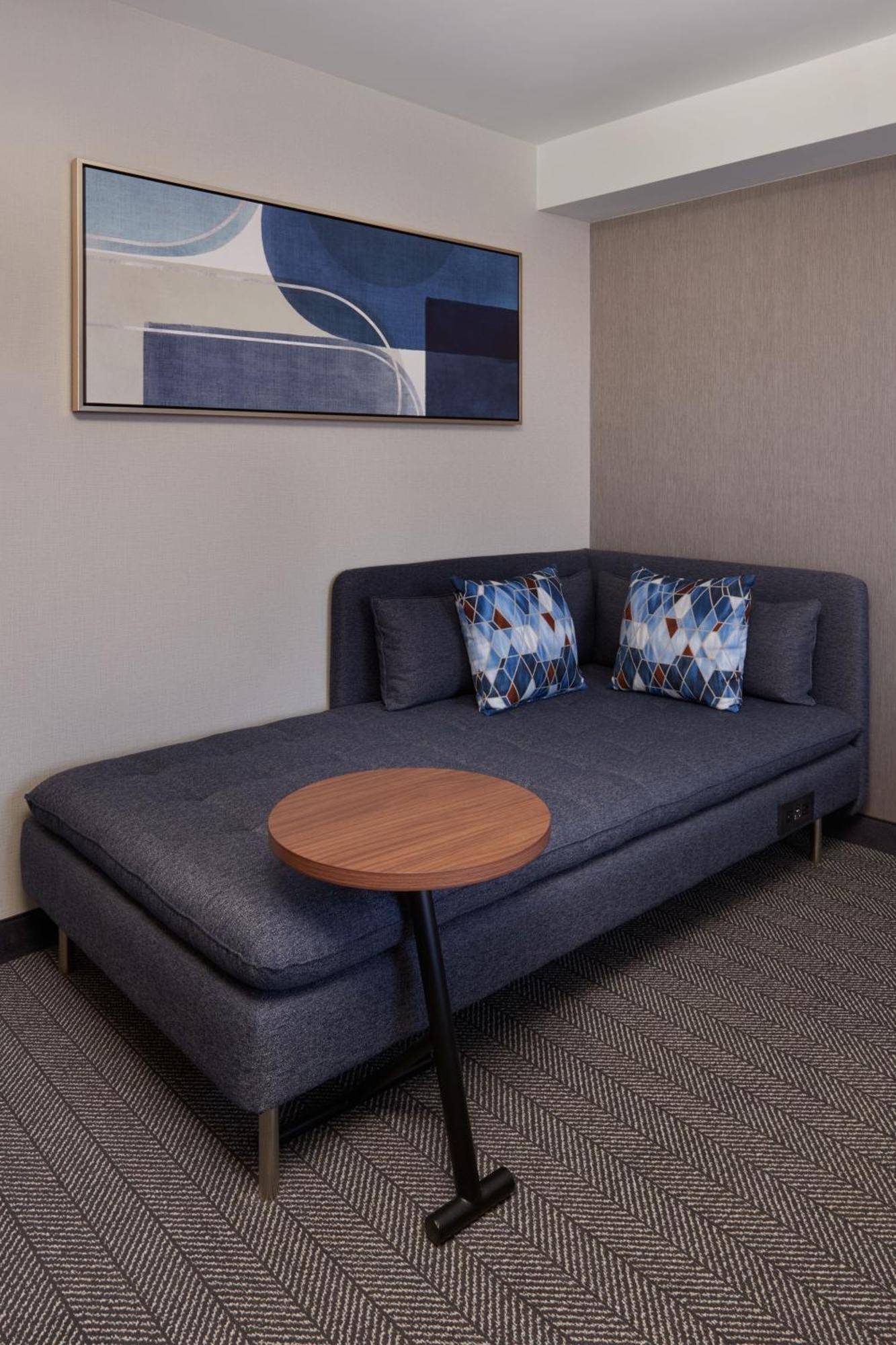 Courtyard By Marriott Kitchener Hotel ภายนอก รูปภาพ